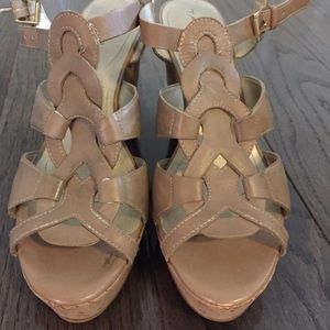Tahari platform leather taupe sandal EUC, fab cond